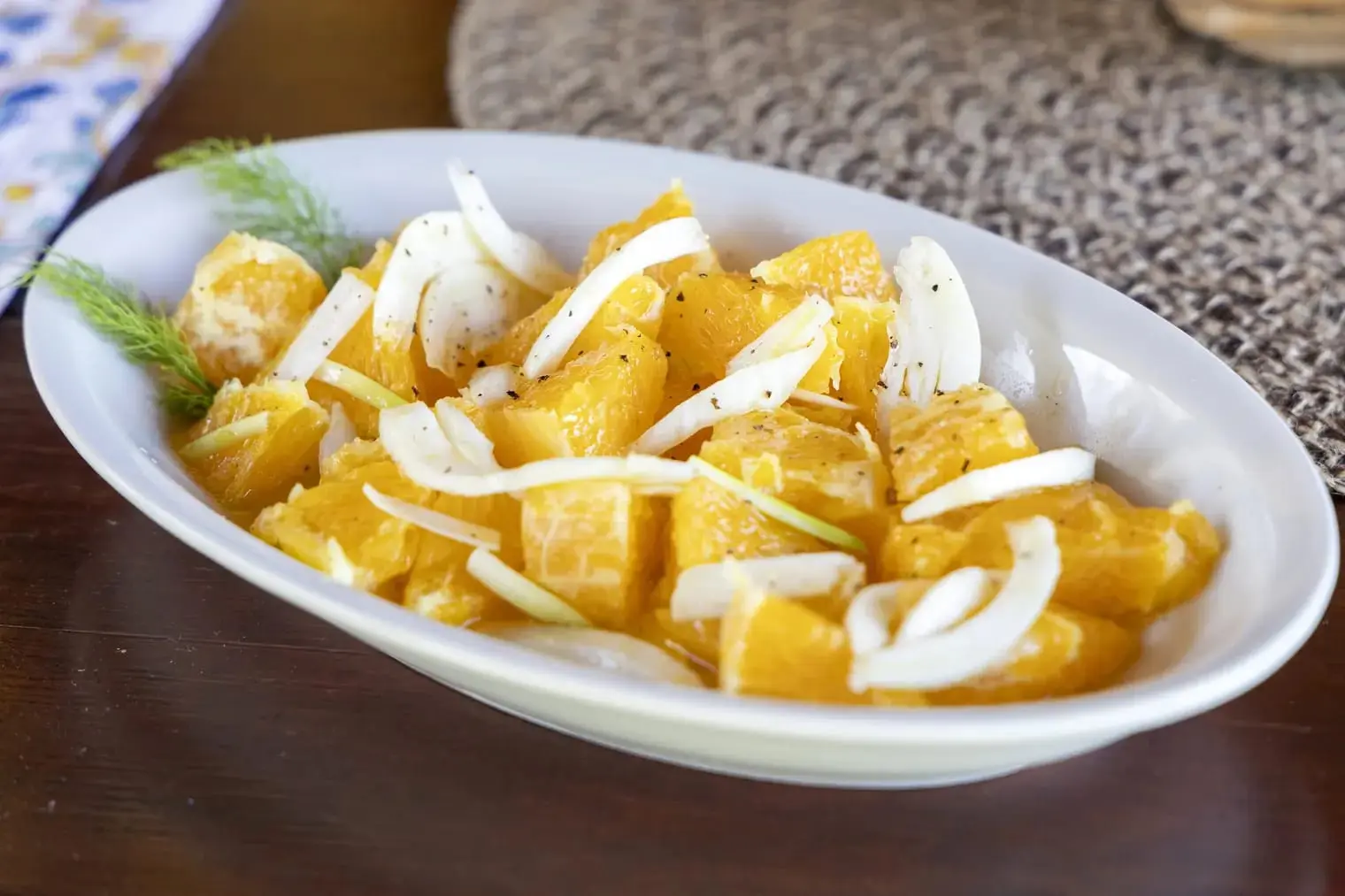 Insalata fresca estiva condita