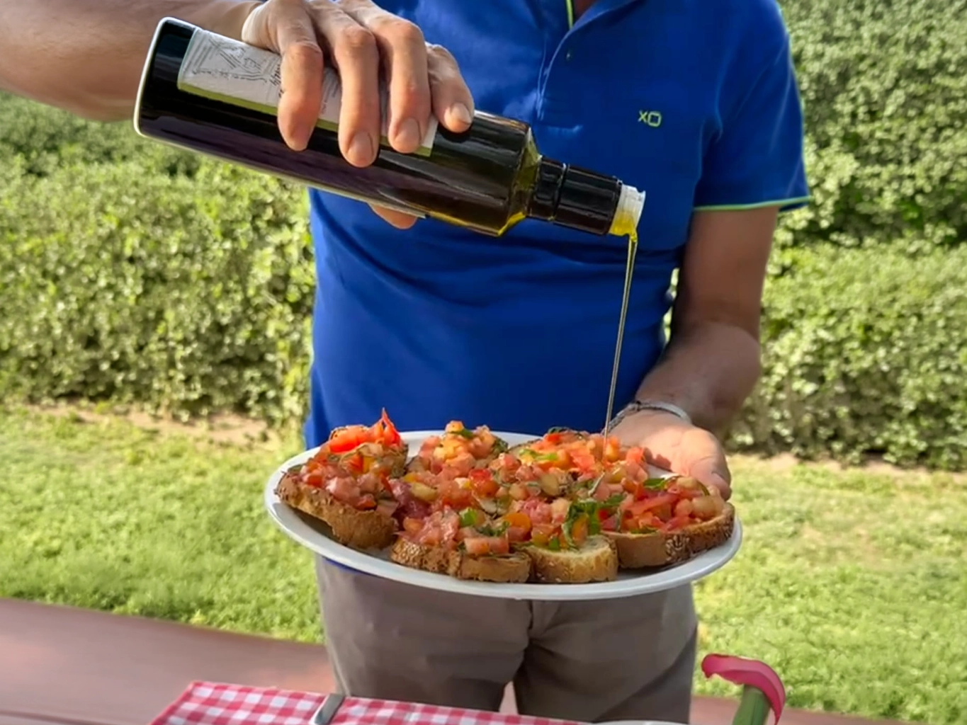 Picnic all'aperto con cibo fresco sotto gli ulivi